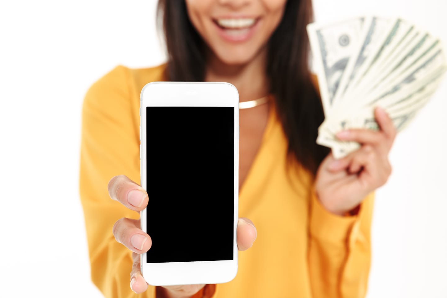 imagen de una persona con un celular en la mano y muchos billetes en la otra mano